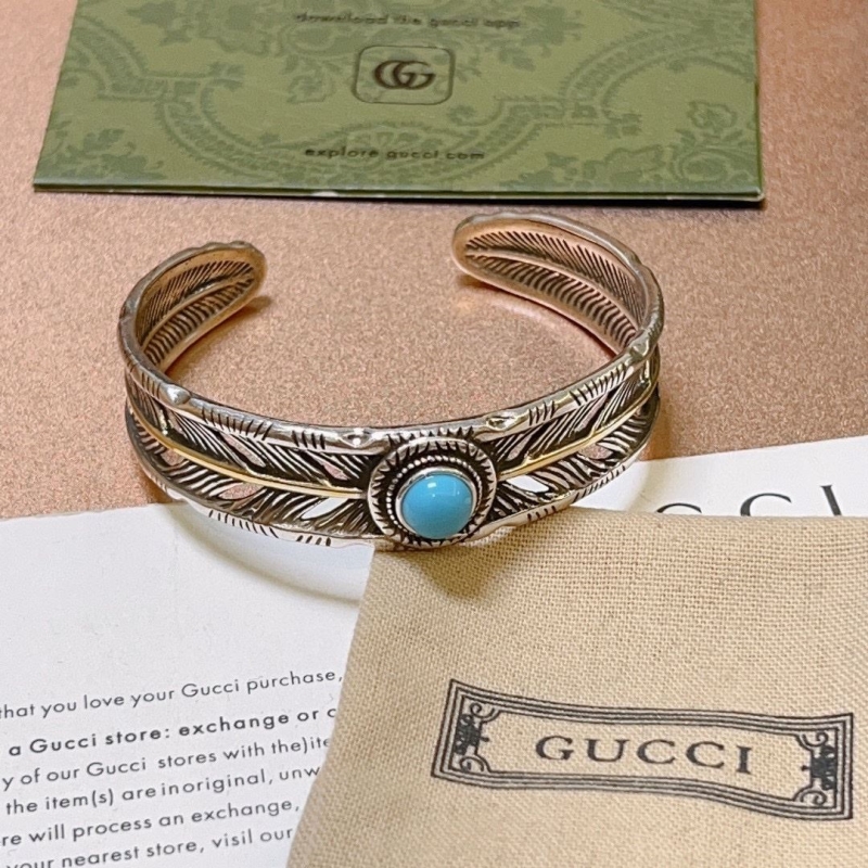 G*u*i bracelets